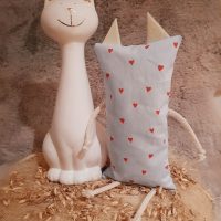 stoffkatze raschelnd